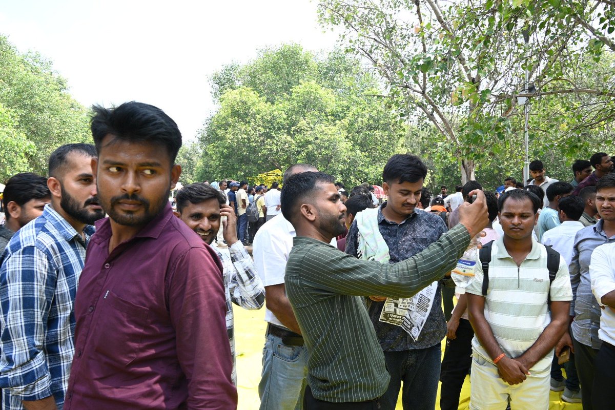 AnilYadavmedia1's tweet photo. पंचायत सहायकों का धरना आज आठवें दिन भी कवर करने गया तो अपने हक़ की लड़ाई लड़ रहे युवाओं का अपार स्नेह मिला,
मेरे रिपोर्ट करने से सरकार इनकी मांग तुरंत मान लेगी ऐसा नहीं है,

लेकिन उसके बाद भी इन युवाओं का स्नेह इसलिए है 
क्योंकि आप अपना काम मेहनत और ईमानदारी से करिए,
तो देश और समाज अपने प्यार के रूप में उस काम का हज़ार गुणा आपको लौटाता है,

लेकिन ईमानदारी में घालमेल नहीं चलेगा,

क्योंकि ये पब्लिक है बाबू,
ये सब जानती है,
कि कौन ईमानदारी से उनकी बात उठाने आया है 
और कौन मूर्ख बनाने,