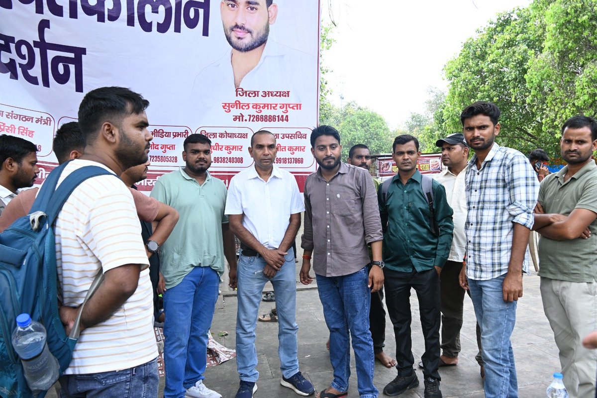 AnilYadavmedia1's tweet photo. पंचायत सहायकों का धरना आज आठवें दिन भी कवर करने गया तो अपने हक़ की लड़ाई लड़ रहे युवाओं का अपार स्नेह मिला,
मेरे रिपोर्ट करने से सरकार इनकी मांग तुरंत मान लेगी ऐसा नहीं है,

लेकिन उसके बाद भी इन युवाओं का स्नेह इसलिए है 
क्योंकि आप अपना काम मेहनत और ईमानदारी से करिए,
तो देश और समाज अपने प्यार के रूप में उस काम का हज़ार गुणा आपको लौटाता है,

लेकिन ईमानदारी में घालमेल नहीं चलेगा,

क्योंकि ये पब्लिक है बाबू,
ये सब जानती है,
कि कौन ईमानदारी से उनकी बात उठाने आया है 
और कौन मूर्ख बनाने,