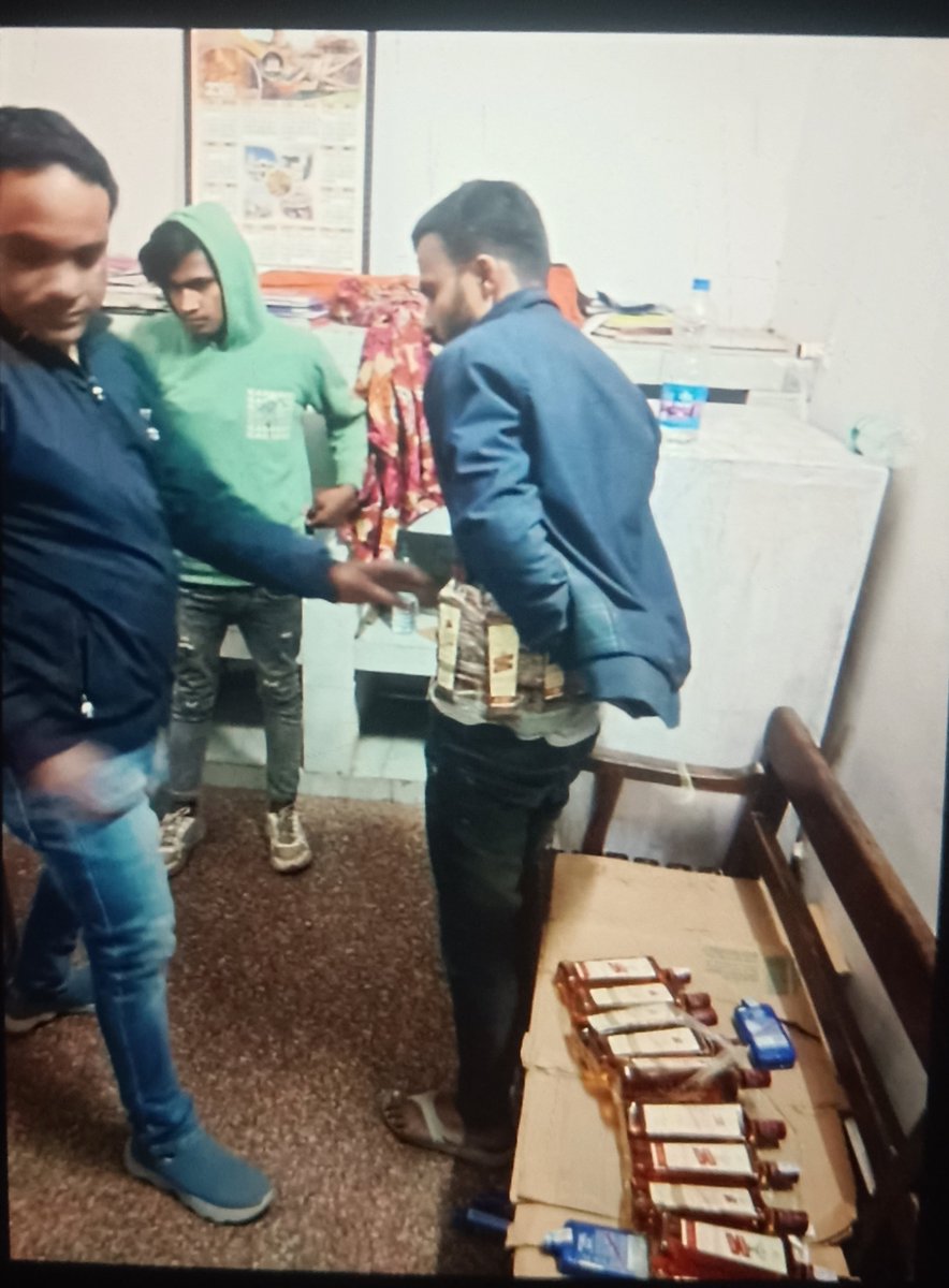arvindMuzaffar's tweet photo. @AmitMad58621447 @rpfnerbsb @drmbsbner @DmMaharajganj @srdcmbsb @Uppolice @maharajganj @RPF_INDIA @DChaurasia2312 @ani_digital @kushinagarpol @nerailwaygkp @CCMNER रेलवे गाड़ी नंबर 15212/12558 के पेंट्री मेनेजर स्टाफ से मिलकर कई बैग शराब लदवाता है ये अमित मद्देसीय सिसवा बाज़ार में इसके लड़के लादते है सब ये बाहर रहता है @rpfnerbsb @ABP_Ganga  @BharatSamachar @UPTakOfficial @AmarUjalaNews @JagranNews @Live_Hindustan @KhabarFast @Shwetaraiii https://t.co/LJ8yvELlst
