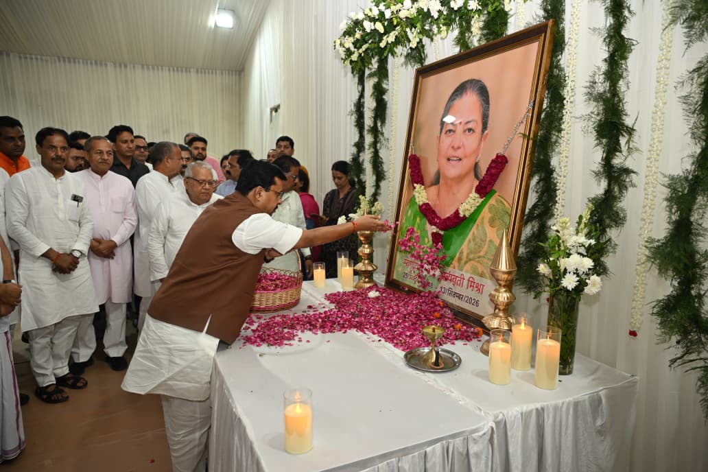 NitinNabin's tweet photo. भाजपा के वरिष्ठ नेता एवं राजस्थान के पूर्व राज्यपाल श्री कलराज मिश्रा जी की धर्मपत्नी श्रीमती सत्यवती मिश्रा जी के निधन के पश्चात् आज उनके आवास पर शोकाकुल परिजनों से भेंट कर अपनी संवेदनाएँ व्यक्त कीं।

ईश्वर से प्रार्थना है कि दिवंगत आत्मा को अपने श्रीचरणों में स्थान दें तथा शोकाकुल परिवार को इस दुःख की घड़ी में धैर्य और संबल प्रदान करें।

ॐ शांति।

@KalrajMishra