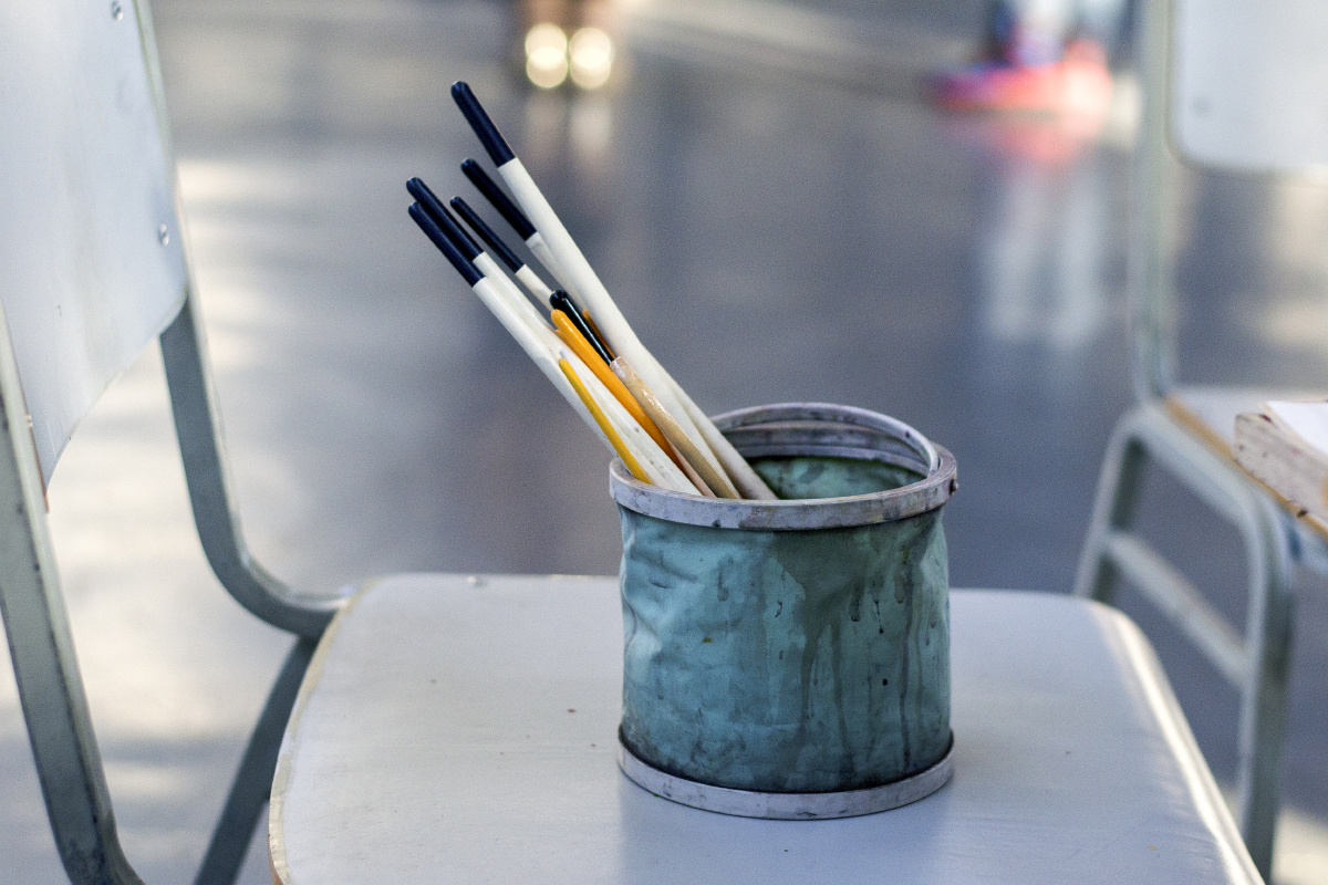 YingNicklajy's tweet photo. Turned an old mason jar into a perfect desk pen holder with some twine and paint—zero waste, total upgrade! https://t.co/wwBfvgldCj