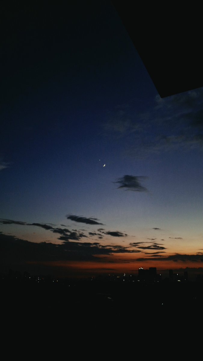 bastamenzon's tweet photo. nawa sa huli ay gawin din nating duyan ang gasuklay at ngiti ng buwan https://t.co/IcAsbMBGSJ