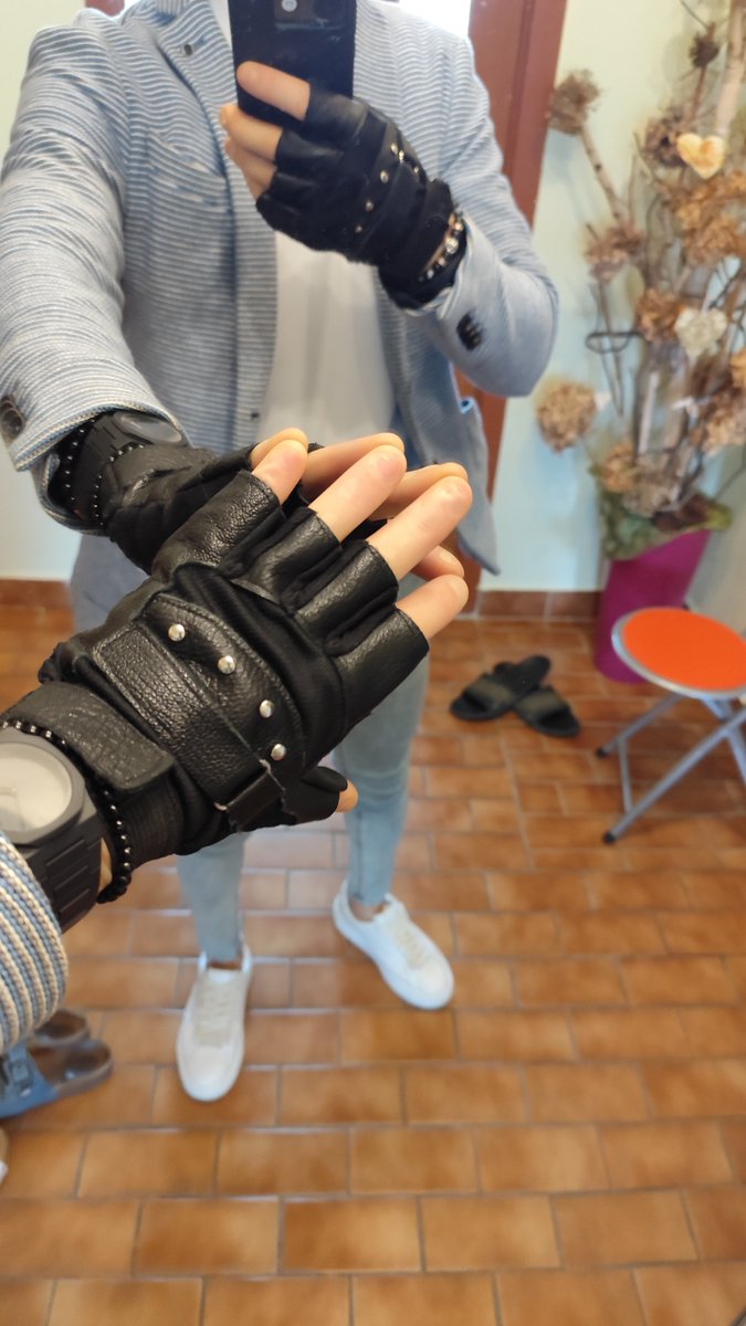 stealthgimp's tweet photo. Part II
How to go shopping:
4. Add blazer
5. And some accessories
6. Put on driver gloves
7. Ready to go! 

#stealthrubber #rubberunderclothes #latexunderclothes #dailyfetish
#twinkboy #kinkyboy https://t.co/bBpjXk3dMP
