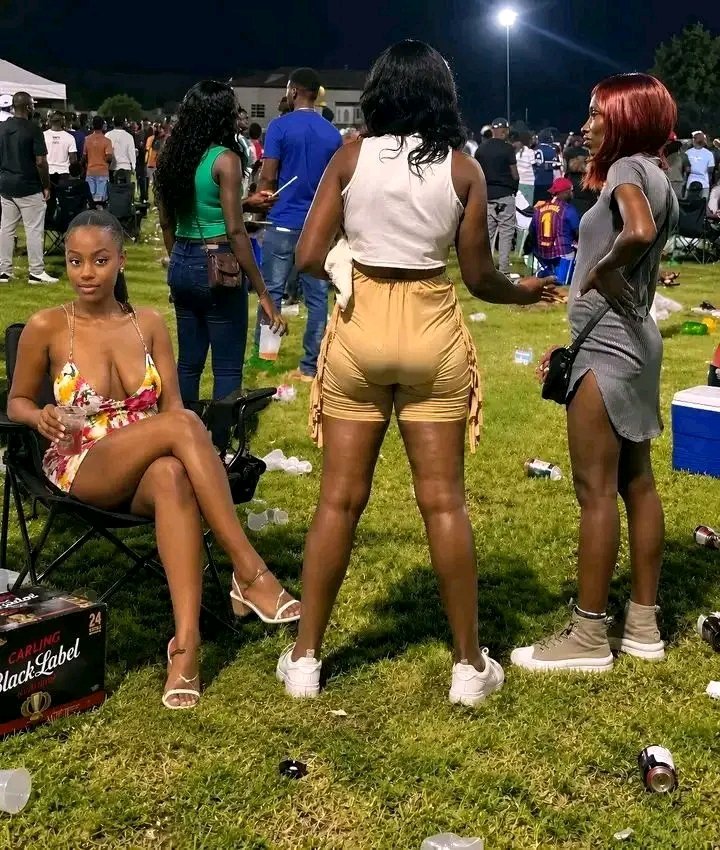 _wifey_01's tweet photo. Alot going on in this picture 👀👀 https://t.co/PWB6FqbJDc
