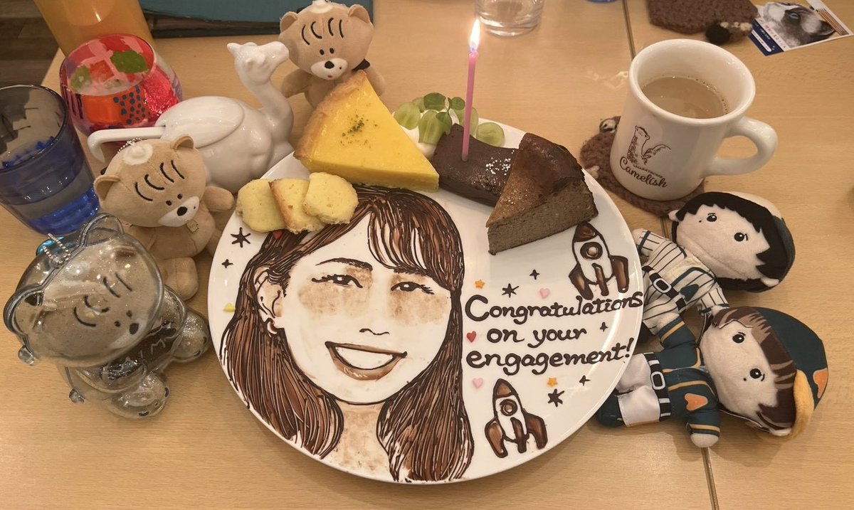 vxXX0306's tweet photo. 昨日のハイライト💍
ﾄﾓさんへのサプライズ🌹✨️よろこんでくれてほんとうれしかった🤍たくさんおいしい紅茶飲みながらお話しできてよい夜でした
最後は、マリゴの衣装展示へ
やさしい野生のAIMさんに3人の写真撮ってもらったり楽しかった🌼
楽しい1日をありがとう
元気でましたー！ https://t.co/WJm8OuaJko