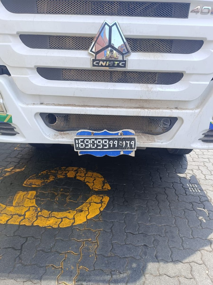 FouadMoussaFMI's tweet photo. 🇩🇯   Assalam aleikoum Excellence Monsieur le président de la République de Djibouti nous sommes les jeunes Djiboutiens chauffeur de camion poid laurd les sociétés de transité faisons des corruption il des jeunes chauffeur dynamique et capables travailler matin soi et nuit. https://t.co/0wpKxrqz9g