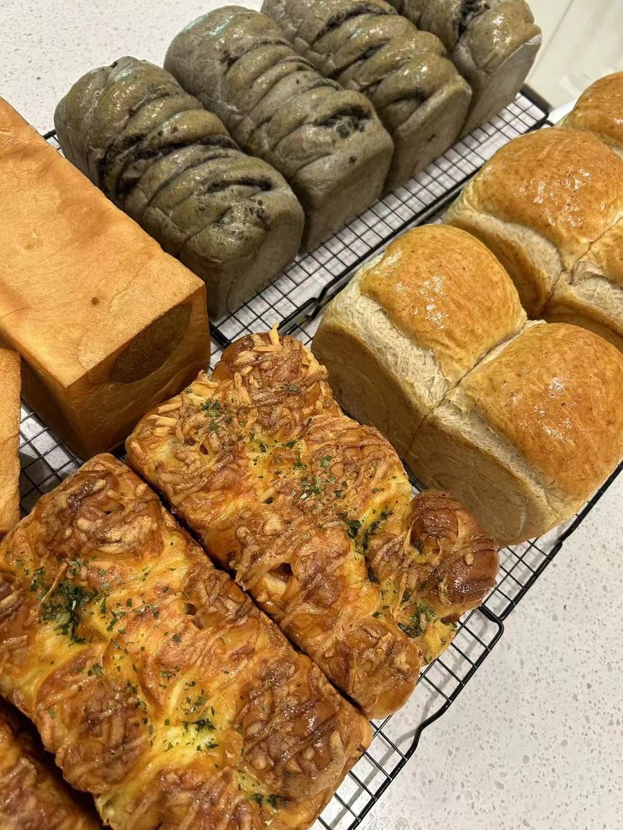 YasukoVasinbuu's tweet photo. Un vecino compartió sus panes caseros para toda la cuadra, un detalle que alegra el día a todos! https://t.co/5yzOL0bIg9