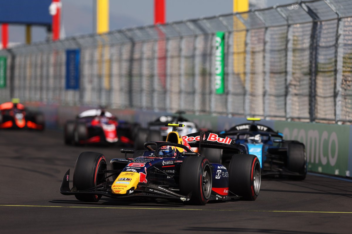 Formula2's tweet photo. Spanish street fights ⚔️🥊

Madrid was a battle, and the title race is getting serious! 😤

#F2 #SpanishGP https://t.co/rHFHttAlZ8
