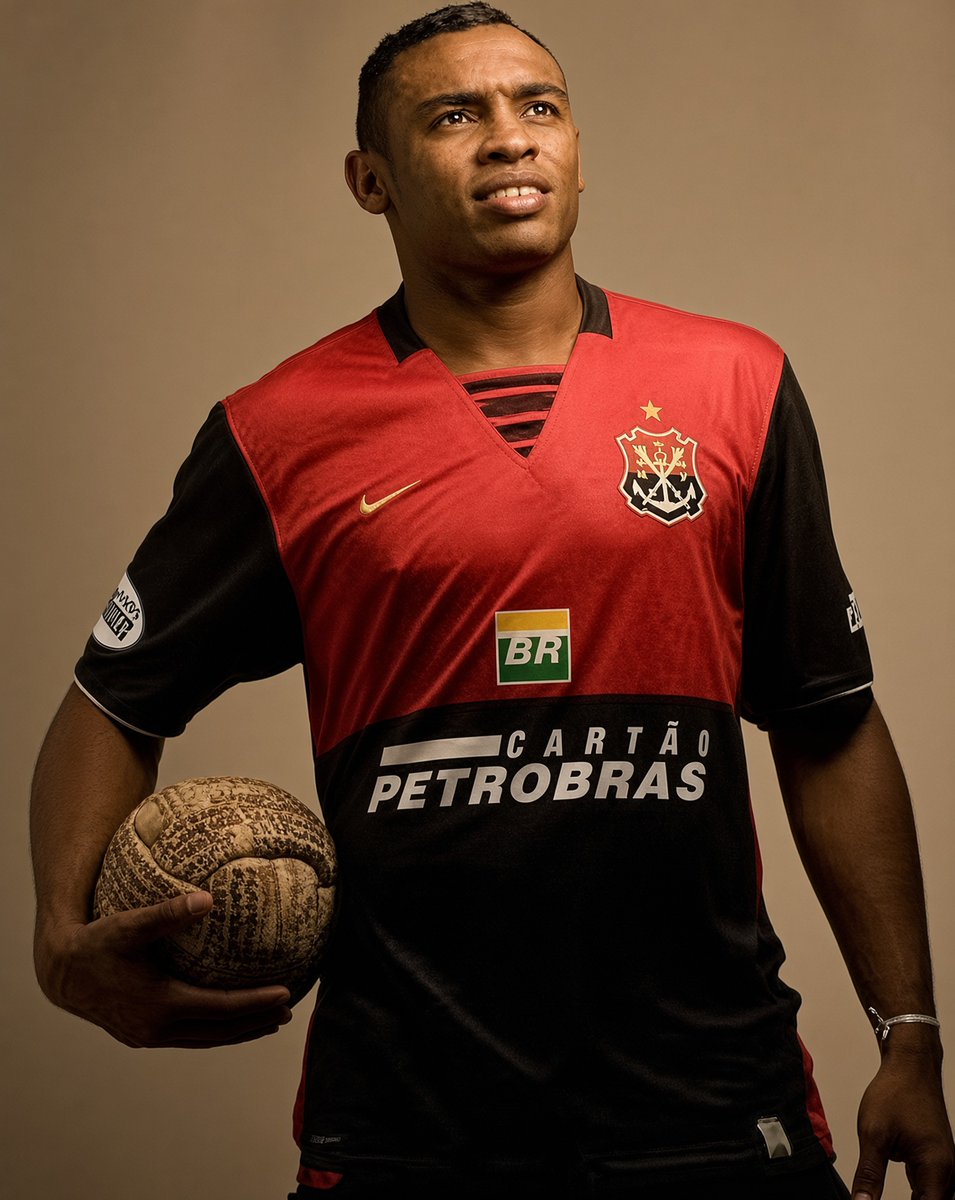 futnostalgico's tweet photo. 🔴⚫ Obina com a camisa do Flamengo.

“Obina é melhor que Eto’o!”

Quem viveu aquela época lembra bem desse canto da torcida do Flamengo. https://t.co/MclnL9VZIC