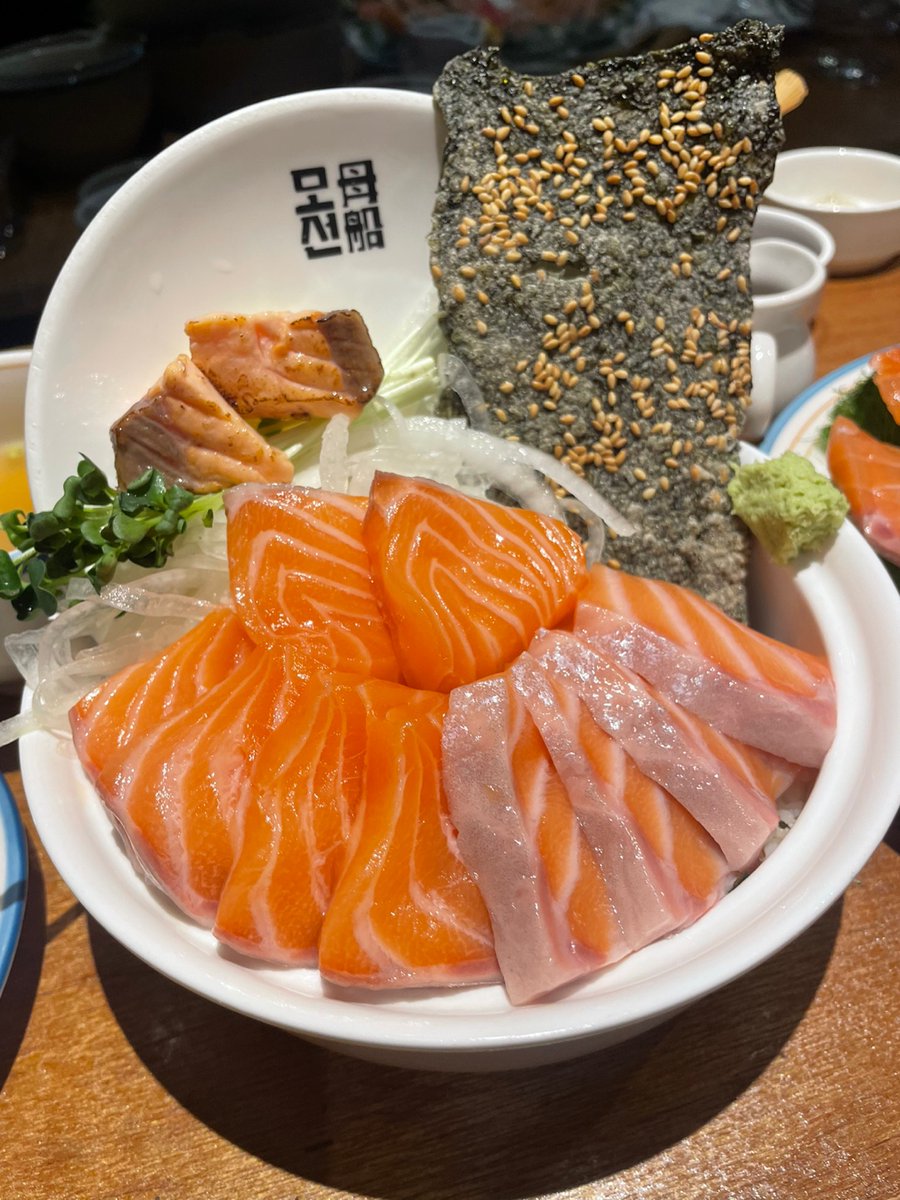 hyeon00yy's tweet photo. 브레드씨가 가본 대전 맛집 리스트
대전 성심당 왔다가 빵만 사고 간다고? 
별 1개와 2개는 자체 필터링입니다.

⭐️⭐️⭐️ : 대전 맛집
⭐️⭐️⭐️⭐️: 서울에서도 찾기 힘든 맛집
⭐️⭐️⭐️⭐️⭐️ : 여기서만 먹을 수 있는 특별한 맛집
(대전 맛집 추천받습니다.)

📍모선 (연어 전문점)
⭐️⭐️⭐️⭐️⭐️
이렇게 맛있는 연어집 찾기 정말 힘들다고 생각.
김부각과 모선만의 특별한 소스.
그리고 묵은지 말이밥 같은 특별한 메뉴까지~
N번 방문한 연어 맛집

📍카라멜 (생면 파스타)
⭐️⭐️⭐️
성심당 근처라 그런지 웨이팅이 되게 심한 생면 파스타집
대전 맛집정도는 되는 것 같은데 대전에 워낙 생면 파스타가 맛있는 곳들이 많아 다시갈 정도는 아닌 것 같음.
성심당 왔는데 양식땡기면 가볼만함

📍테테 (일본 철판요리)
⭐️⭐️⭐️
일본에서 오꼬노미야끼 맛집찾기가 힘든데 여기가 대전에서는 가장 베스트였음
서울에 워낙 맛있는 곳들이 많다보니 4개까지는 아닌데 여기도 정말 맛있는 곳이라 추천가능

📍스웨이 (생면파스타)
⭐️⭐️⭐️⭐️⭐️
서울에서도 이정도 하는 파스타집 없다고 생각함.
재료 하나하나 정말 좋은 재료를 쓰고 맛도 정말 있음.
고객 응대부터 음식 설명까지 대접받는 기분이 드는 서비스도 아주 좋았음.
기념일에 가면 실패할 확률 0%

📍캘리캘리 (미국식 피자)
⭐️⭐️⭐️
피자가 엄청 맛있는 곳인데 서울에도 피자 맛있는 곳이 너무 많아서.. 4개는 아쉽게 탈락 ㅜ
그래도 성심당 근처에서 피자먹고싶을때 가장 먼저 생각나는 곳임
도우도 맛있고 치즈도 듬뿍!!

📍개성칼국수 (만두전골)
⭐️⭐️⭐️
가격도 좋고 고기도 듬뿍올라가있는 만두전골을 먹을 수 있는 곳!
대전 맛집으로는 꼽을 수 있음!

📍피어드 (양식)
⭐️⭐️⭐️⭐️
일단 레스토랑이 너무 예쁘고 런치에가면 세트메뉴 가성비가 너무 좋은 것 같습니다.
4개를 준 이유는 수비드살 항정구이 때문!
정말 맛있으니 꼭 드셔보길 추천드립니다.

📍떼조로  (양식)
⭐️⭐️⭐️
크리스마스때 데이트로 가서 코스요리를 먹었는데 되게 맛있게 먹었던 기억이 떠오릅니다.
일반 메뉴는 못먹어봤는데 평균이상 할 것 같다고 생각합니다.

📍전복만세  (전복 전문점)
⭐️⭐️⭐️
성심당근처 전복요리 맛집입니다.
전복죽과 솥밥 2개를 먹어봤는데 반찬도 집밥느낌이고 정갈해서 아주 맛있습니다.
솥밥을 먹고 미역국으로 만들어먹는 누룽지는 어디서도 먹을 수 없는 맛!!

📍칸 스테이크 하우스
⭐️⭐️⭐️+⭐️*0.5
아마 대전에서 가장 괜찮은 스테이크 집 중 하나인 것 같습니다.
기념일에 방문했는데 스테이크 굽기도 괜찮고 사이드들도 맛있었던 기억이 떠오르네요.
서울엔 워낙 맛있는 스테이크 집들이 많아 4개는 안되고 3.5개입니다

📍감나무집 (오리수육)
⭐️⭐️⭐️⭐️⭐️
긴말 할필요 없습니다.
가셔서 오리수육 꼭 드셔보세요.

📍바르미 샤브샤브  (샤브샤브 무한리필)
⭐️⭐️⭐️
개인적으로 샤브올데이 보다 훨씬 맛있는 곳!
맛있는 튀김들도 있고 고기도 신선해서 또 가고싶은 샤브샤브 뷔패!!

📍광세족발 (갈마점)
⭐️⭐️⭐️
족발에서 냄새 하나도 안나도 진짜 맛있는 족발집
갈마점만 가보았는데 다른곳들도 괜찮지 않을까 싶습니다.

📍스모프치킨 (쫄간장치킨)
⭐️⭐️⭐️
쫄간장치킨은 여기서만 맛볼 수 있는 메뉴!
치킨 마니아인 제게 너무 맛있었습니다

📍캐이브 파스타 (생면파스타)
⭐️⭐️⭐️⭐️⭐️
여기 화이트라구는 죽기전 꼭 한번 먹어봐야합니다.

📍버거 베이트 (수제버거)
⭐️⭐️⭐️⭐️⭐️
대전에 수제버거 맛집이 상당히 많습니다.
그 중 제 입맛에 가장 잘 맞았던 버거베이트
햄최몇 도전 가능한 맛집!
제가 좋아하던 다른 한곳은 사라진 듯하네요 ㅜㅜ

📍브리즈 커리
⭐️⭐️⭐️⭐️?
여기 카레 먹고 카레에 눈을 떴습니다 ㅋㅋㅋㅋ
키마카레라는 신기한 카레 꼭 드셔보세요!
진짜 맛있음. 
평소 카레를 좋아하지 않아 서울에 이정도 맛집이 있는지 없는지 몰라 5개를 줘야할지 고민!

📍카리코
⭐️⭐️⭐️
여기는 스프카레를 잘하는 곳인데 닭고기가 정말 부드럽습니다!
서울에도 이정도 맛집은 있을 것 같아 3개

📍차고 피자
⭐️⭐️⭐️
화덕 피자 가게인데 피자 엣지를 찍어먹는 토마토잼이 있습니다.
가지피자가 엄청 맛있었던 기억이 떠오름.
피자도 정말 맛있어서 또 갈 예정인 피자집!
사장님도 엄청 친절하심