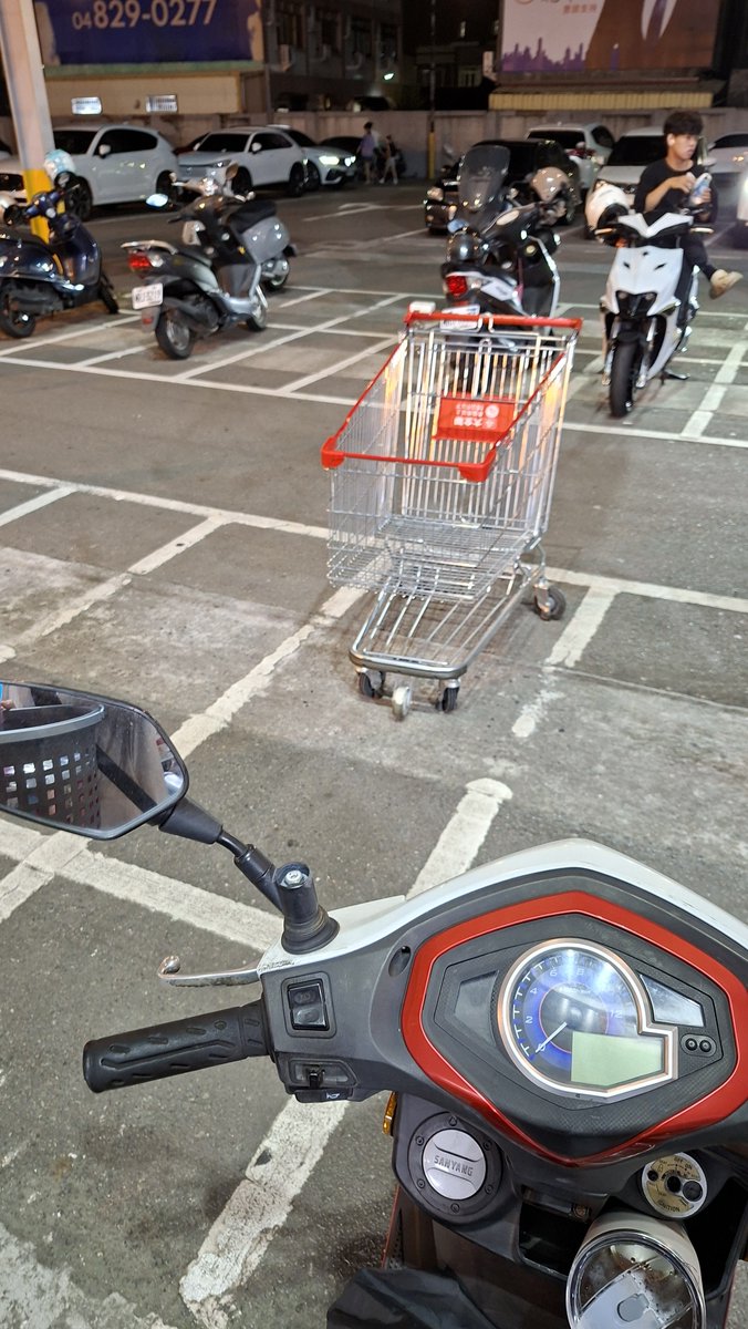 silentmildness's tweet photo. 逛完���全聯才知道原來購物車可以停機車格（X https://t.co/z5oGOYy5bg