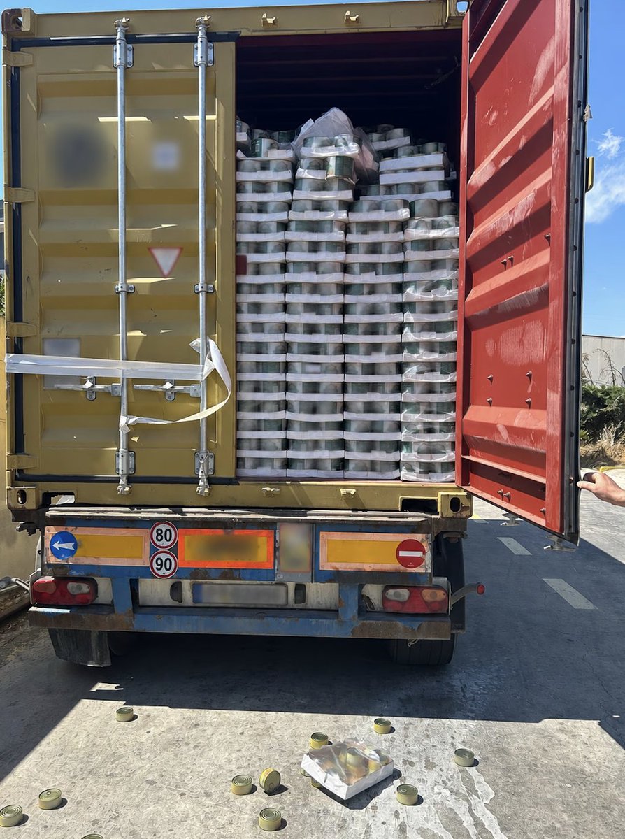 gidadedektifi's tweet photo. Yunan makamları tarafından İmha edilmek üzere el konulan ton balıklarıyla ilgili yeni bir fotoğraf paylaşıldı.
Yüksek oranda histamin içeren ton balıklarını üreten firmanın kamuoyuna duyurulması ve iç pazardaki ürünleriyle ilgili denetim yapılması gerekmektedir.
@TCTarim https://t.co/n0VlJB0IQq