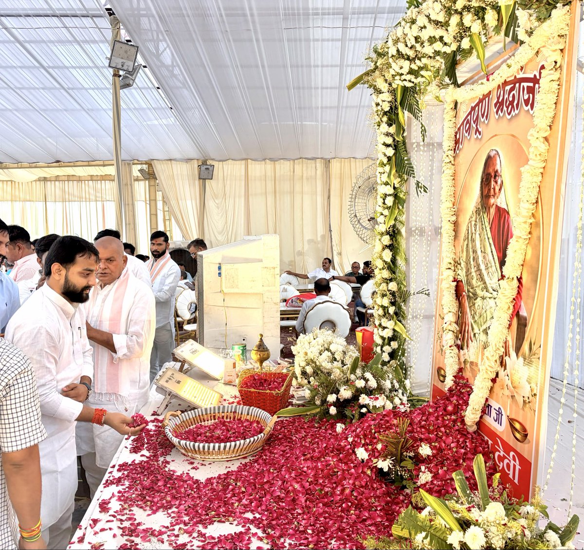 raghvenpratap's tweet photo. आज आर्यमगढ़,जिवली पहुँच कर भारतीय जनता पार्टी, गोरखपुर क्षेत्र के यशस्वी क्षेत्रीय अध्यक्ष आदरणीय श्री विनोद राय जी की पूज्य माता जी के निधन उपरांत आयोजित ब्रह्मभोज कार्यक्रम में उपस्थित होकर उन्हें विनम्र श्रद्धांजलि अर्पित किया।

विनम्र श्रद्धांजलि 🙏
ॐ शांति 🙏 https://t.co/fC6gaZcNh8