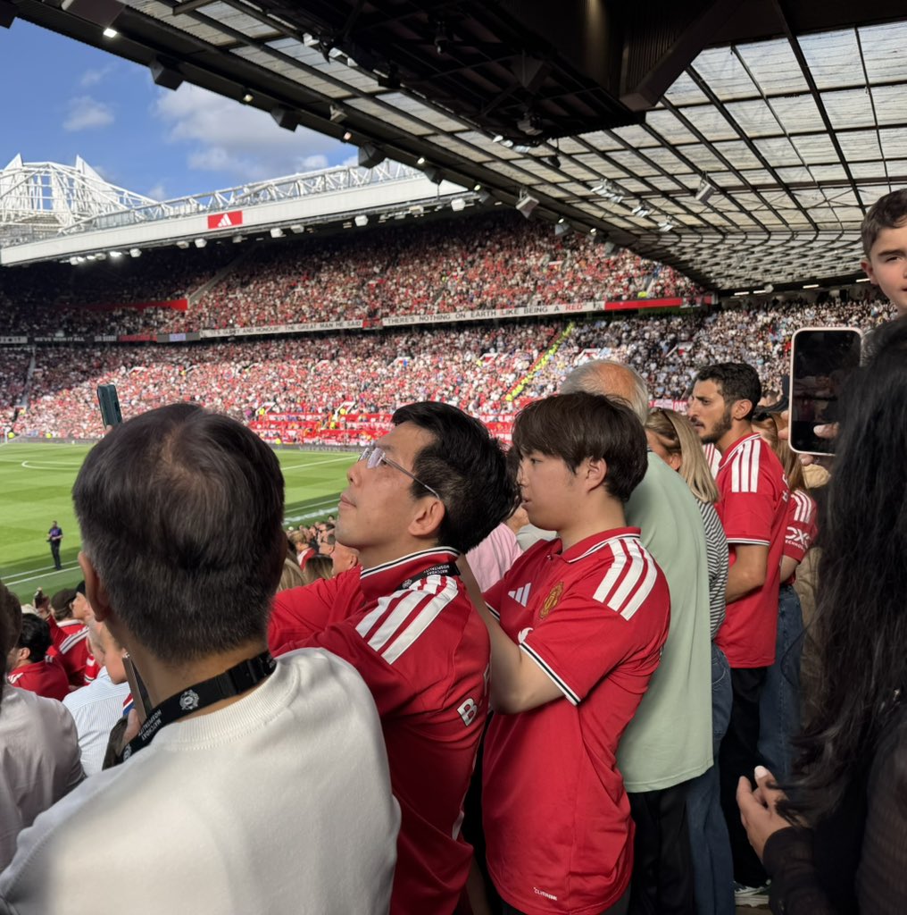 revolmediaz's tweet photo. @MarcinZelekMUFC @TraMufc Top Reds selfie livestream massiv https://t.co/tfVVWRRwWS