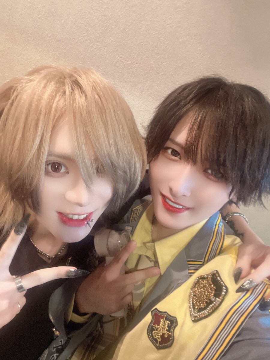 asuto_2054's tweet photo. QUE BOX -vol.43-@HOLIDAY SHINJUKU
ありがとうございました！

今日はイケメン2人と一緒に写真撮ってもらったよぉ！
ライブも後ろで見させていただいて
めちゃくちゃ刺激もらえた‼️
また機会があったら今度は3人で一緒に撮ろうね！

次回のライブはどきゅんだーびー@S.U.B TOKYOです！ https://t.co/kox4NczHfk