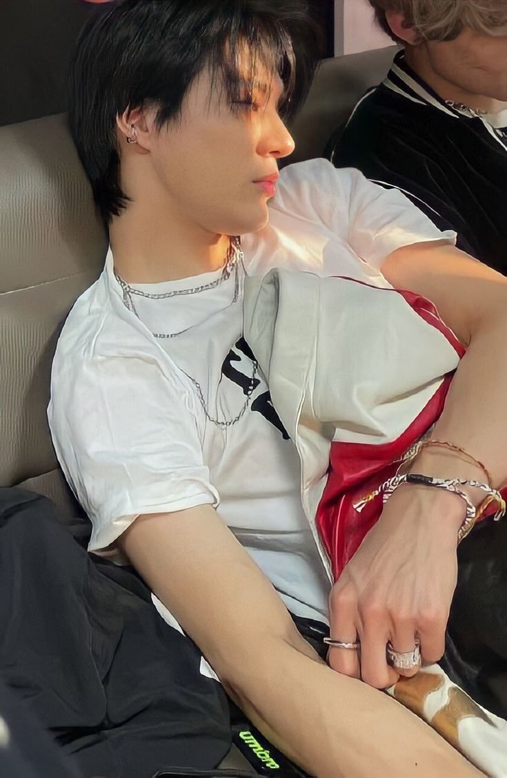 miwlktee's tweet photo. FOTO INI TUH GABISA DI JELASKAN DENGAN KATA KATA— KARNA KAYAK??? APA MKST DIA BISA KELIATAN SEGANTENG INI PAS LAGI TIDUR ANJIRRR?!??!?!?!? TIDUR DALAM KEADAAN SEGANTENG INI???????? NI COWO EMANG MANTEP BANGET ANJIR kacauuu https://t.co/dNcfSru3cD