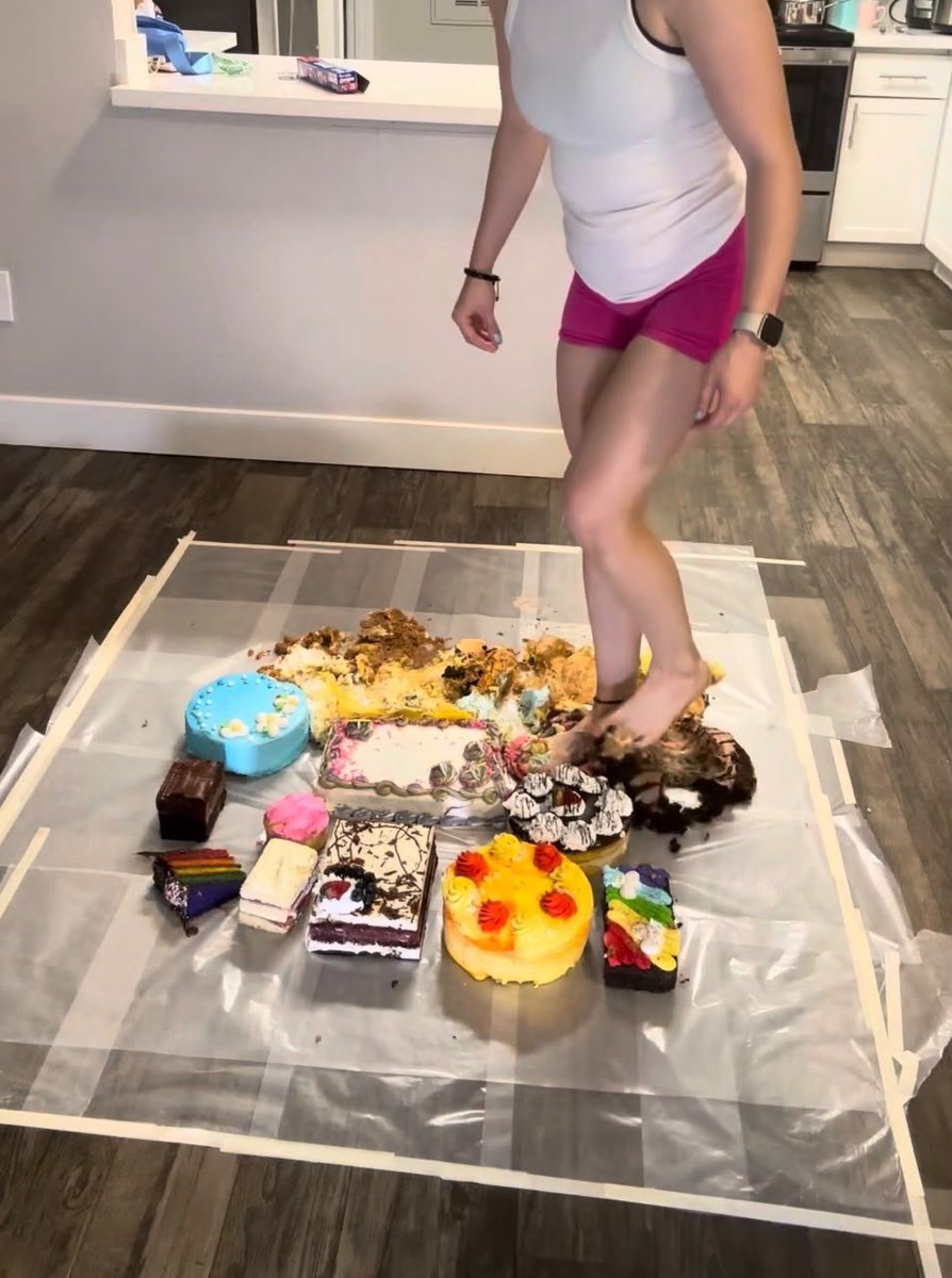 mitressssassy's tweet photo. Cake fetish crush #cake #cakefetish #crushfetish https://t.co/a20MWmr5lA
