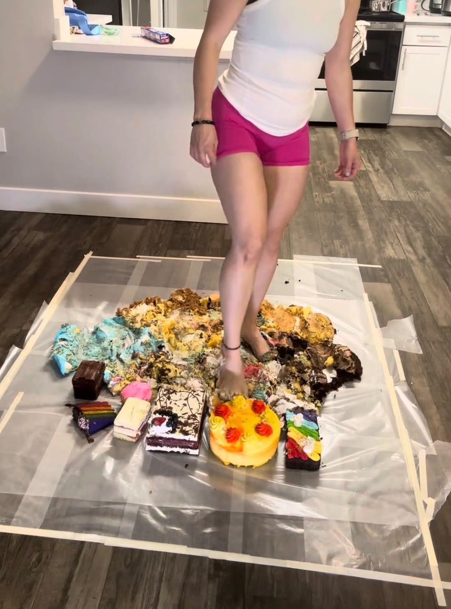 mitressssassy's tweet photo. Cake fetish crush #cake #cakefetish #crushfetish https://t.co/a20MWmr5lA