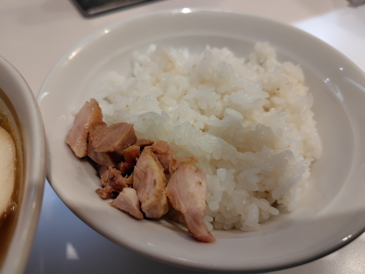 0611Sto's tweet photo. 本日のミカド飯
わいず一門 池袋ラーメン梟でのり��まラーメン＋ライス中
新店だが月1はいくヘビーローテーションに。
濃厚なスープを吸わせた海苔がライスに合う。
ライスにチャーシュー切り身あるのが嬉しい。 https://t.co/kzT1ZNpcS5