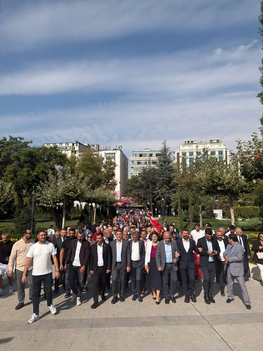altindagchp's tweet photo. CHP Ankara iI Eğitim Sekreterimiz Onur Kaya, yöneticilerimiz ve örgütümüzle birlikte il Başkanlığımızda buluşarak Milli Eğitim Bakanlığı'na yürüdük ve Bakanlık önünde gerçekleştirdiğimiz basın açıklamasına katılım sağladık.
#chp #chpankarailbaşkanlığı https://t.co/Ft8WjCplxe