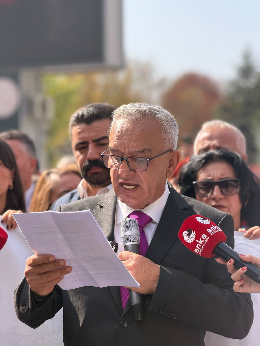 altindagchp's tweet photo. CHP Ankara iI Eğitim Sekreterimiz Onur Kaya, yöneticilerimiz ve örgütümüzle birlikte il Başkanlığımızda buluşarak Milli Eğitim Bakanlığı'na yürüdük ve Bakanlık önünde gerçekleştirdiğimiz basın açıklamasına katılım sağladık.
#chp #chpankarailbaşkanlığı https://t.co/Ft8WjCplxe