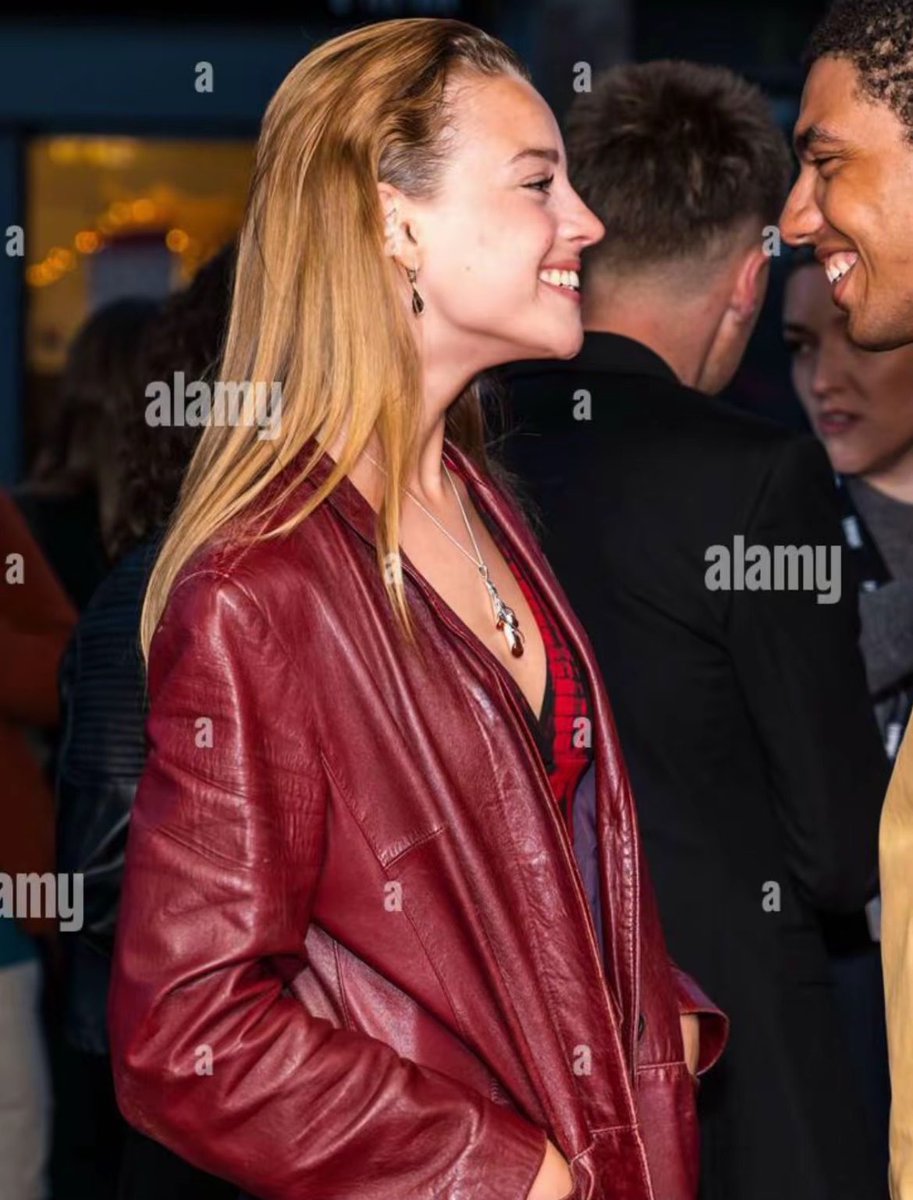 bbobragason's tweet photo. the fact that she looked so beautiful and was giving vampire vibes is making me sick https://t.co/P7BfP2DWdj