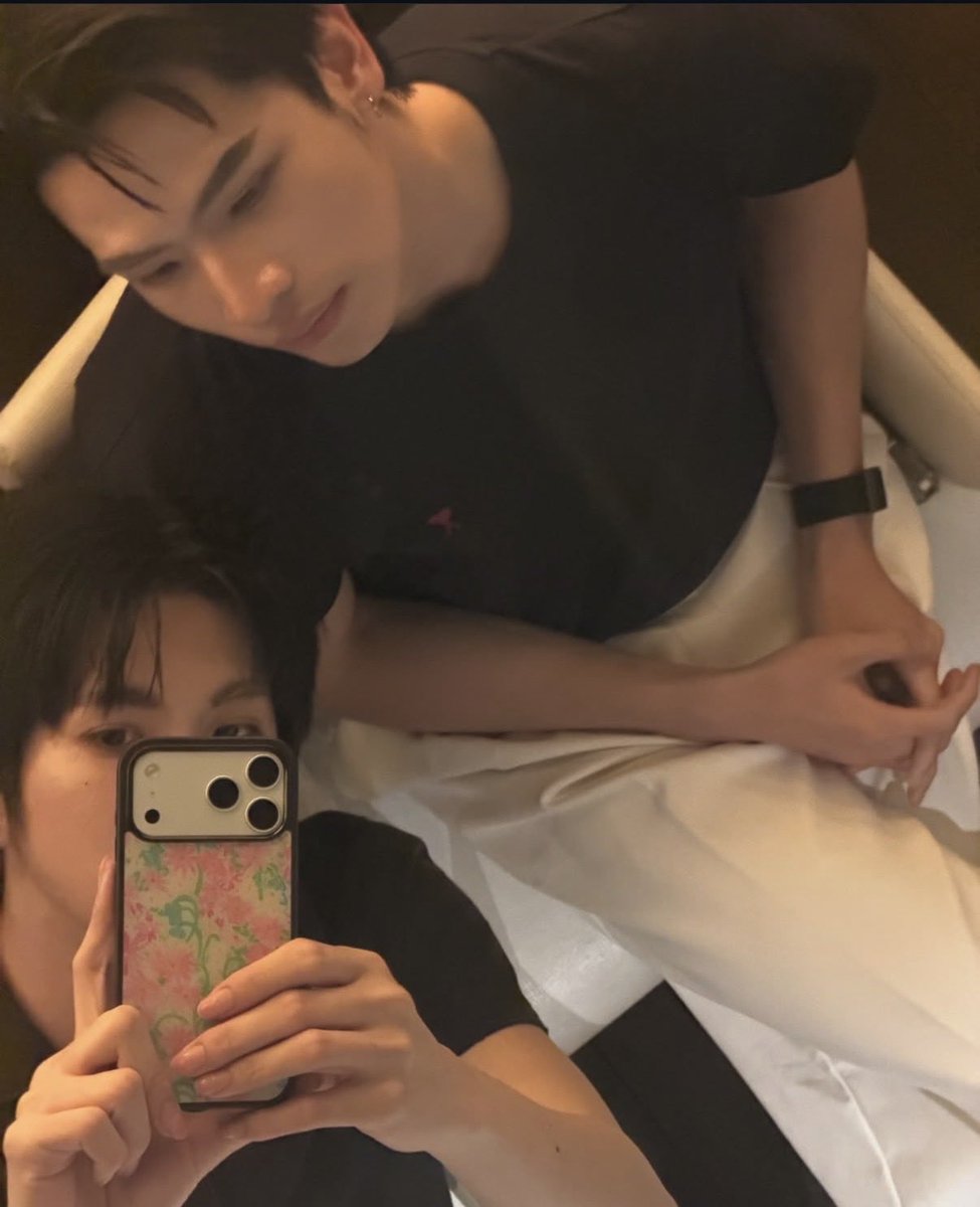blwithkay's tweet photo. as unhas do Kim estão sempre impecáveis, o Latte tá LINDO PQP https://t.co/43a1dx7p0b