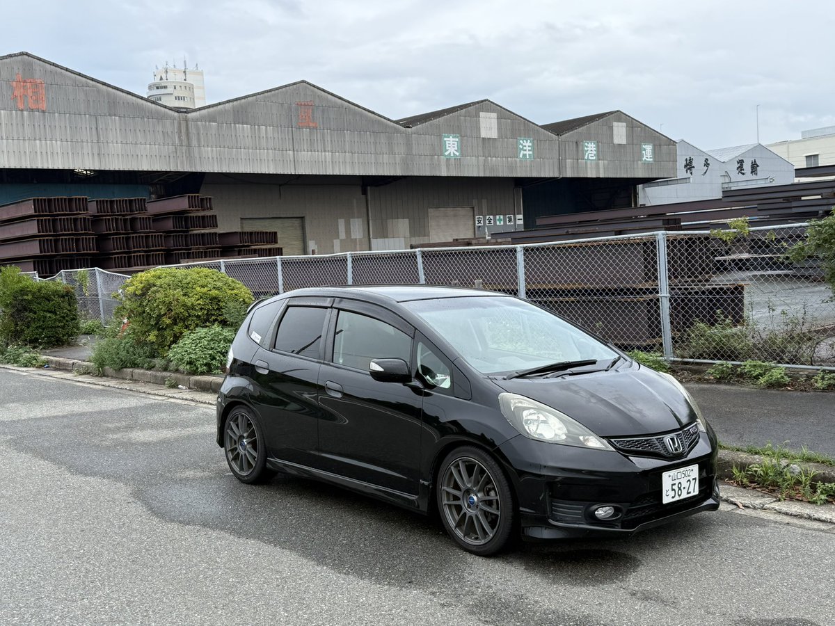 NA8RS38's tweet photo. セカンドカーのフィット5000円でゲットしたテインのダウンサスに8000で落札したよくわからんマフラー入れた https://t.co/Zfh0rtXS2t
