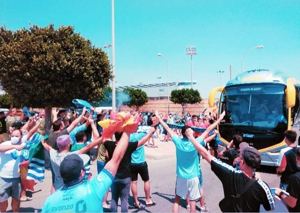 NuestroPoli's tweet photo. (1/2) PACIENCIA, ORGULLO, UNION y 
POLI EJIDO🩵⚽.
Para todo al que duele su Poli son días jodidos. Lo legal está de nuestra parte pero no vemos nunca la luz al túnel.
El TADA fue muy claro en su cautelar y cautelarisima: ninguna deuda puede seguir bloqueando las fichas en RFAF. https://t.co/wIokDevdye
