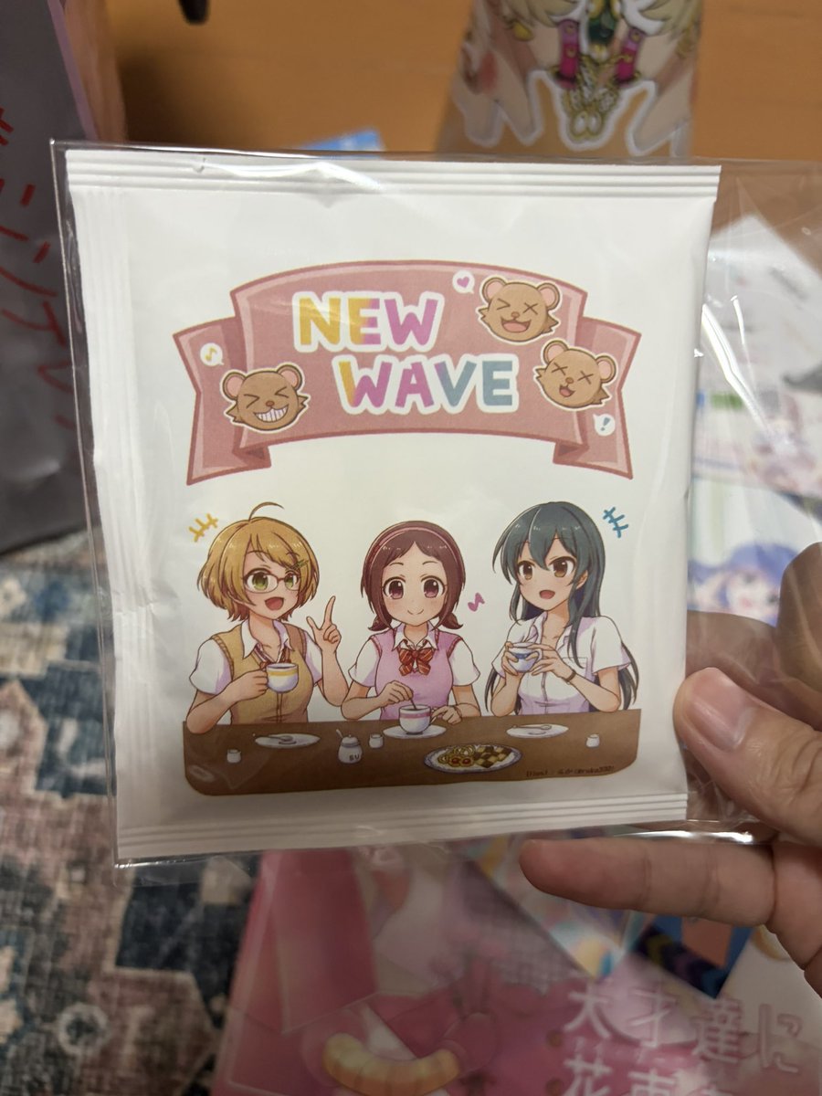 tsu_ji_no_suko's tweet photo. 美優さんの厚い本
ニューウェーブのダイマブックとコーヒー！
七海ちゃんのコールガイド
おコーシー楽しみやどんな味なんだろ☕️
読むとわかるけどみんなの熱い気持ちが入ってる https://t.co/DZ0jKoVIr0