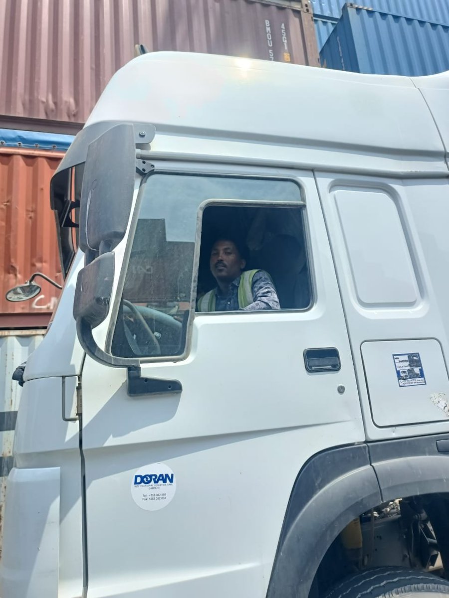 FouadMoussaFMI's tweet photo. 🇩🇯 Donc Monsieur le président de la République  fait nous s'il-vous-plaît un Arrêt les chauffeurs Éthiopien qui travailler à Djibouti-ville avec des camions Djiboutiens  avec un plaquette Djiboutiens à chaq jours les tôt des chômages dans chauffeurs Djiboutiens augmenter. https://t.co/F487wUbc2L