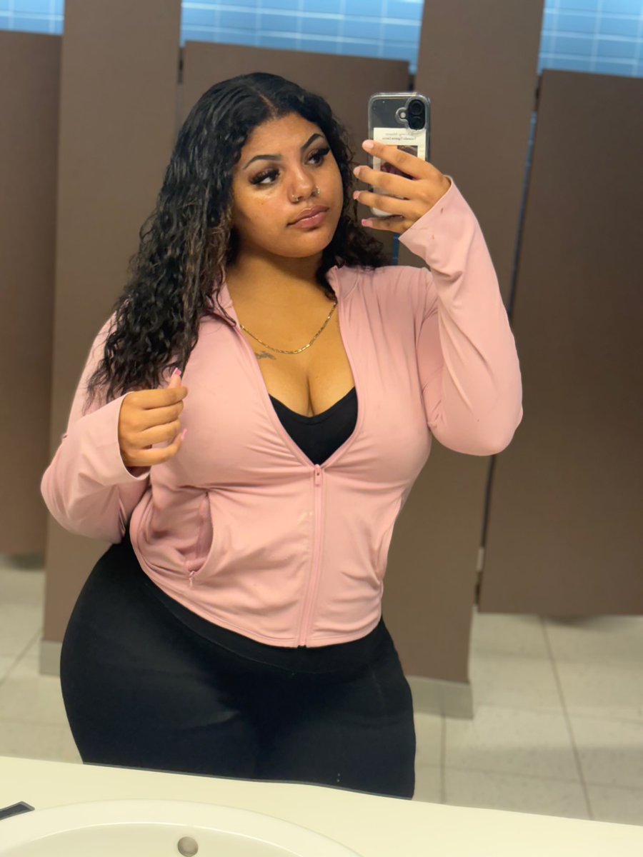 foreign_nea__'s tweet photo. in a world full of bbls, fw a natural  bitch like me🥹
(dm for content💦🍑)
#allnatural #thicklatina #fatass #content https://t.co/hDk9nBfZIK