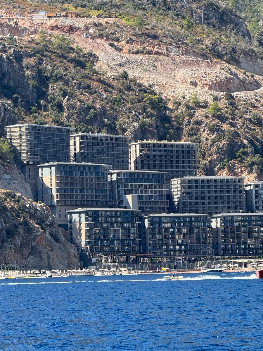 ozzgurbuz's tweet photo. Sinpaş, Fikirtepe'yi Marmaris'e taşımış. 
Bu projede onlarca çevre ihlali var. "Hükümet göz yumarsa şirketler Türkiye'nin doğasını katleder" adlı çalışma. https://t.co/9wbEhDRDFI
