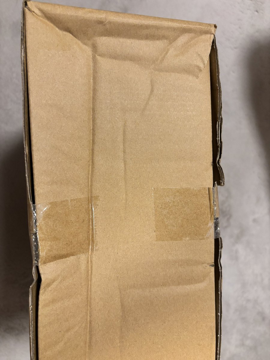 ken_mini615's tweet photo. いつか事故りそうだよね！？
このダンボールで、7000トレカはビニールでアクスタと共に入ってるんだもん（？）

7000トレカって7000買った人につける特典で、安いもんではないのにどんどん梱包雑になってない！？

せめて昔みたいにダンボールに挟んでほしいな😭

#INI #LAPONE https://t.co/8hXrIYwzmx