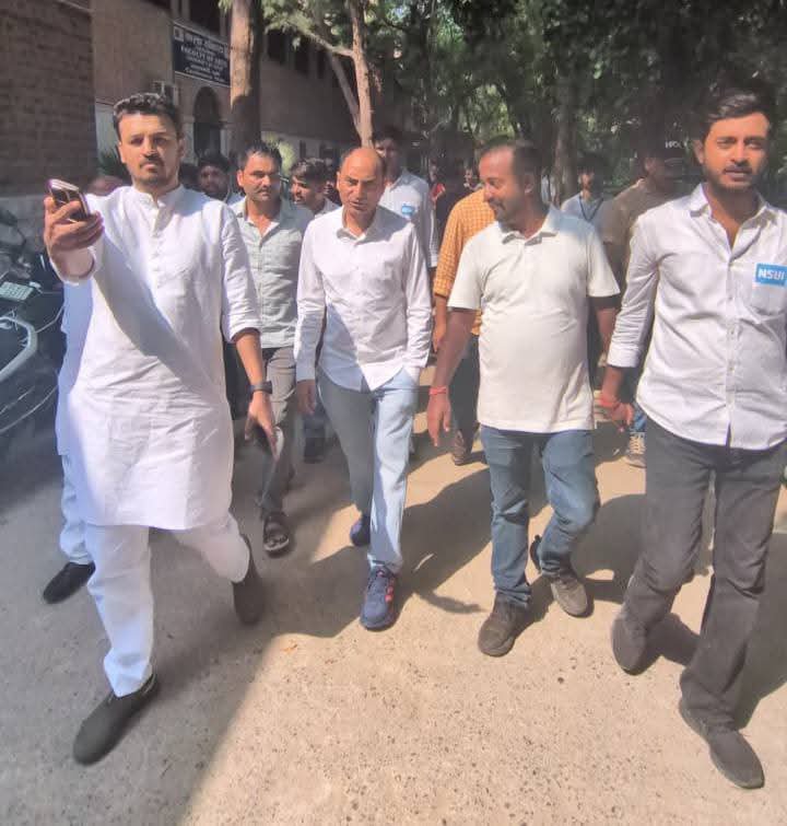 BPSinghINC_'s tweet photo. आज कांग्रेस परिवार के साथियों के साथ दिल्ली विश्वविद्यालय (नॉर्थ कैम्पस) के छात्रों से मुलाकात कर NSUI के अधिकृत पैनल न. (🗳️  6️⃣4️⃣1️⃣2️⃣) के पक्ष में वोट करने की अपील की।

✅ 6 - विजय शंकर मीणा (अध्यक्ष)
✅ 4 - वीर चतरथ (उपाध्यक्ष)
✅ 1 - नम्रता चौधरी (सचिव)
✅ 2 - गोपाल चौधरी (संयुक्त सचिव)

आइए, हम सब मिलकर एक समृद्ध, सुरक्षित और बेहतर दिल्ली विश्वविद्यालय के निर्माण के लिए  सभी से NSUI के पक्ष में वोट करने की अपील करें।
#DUSU2026