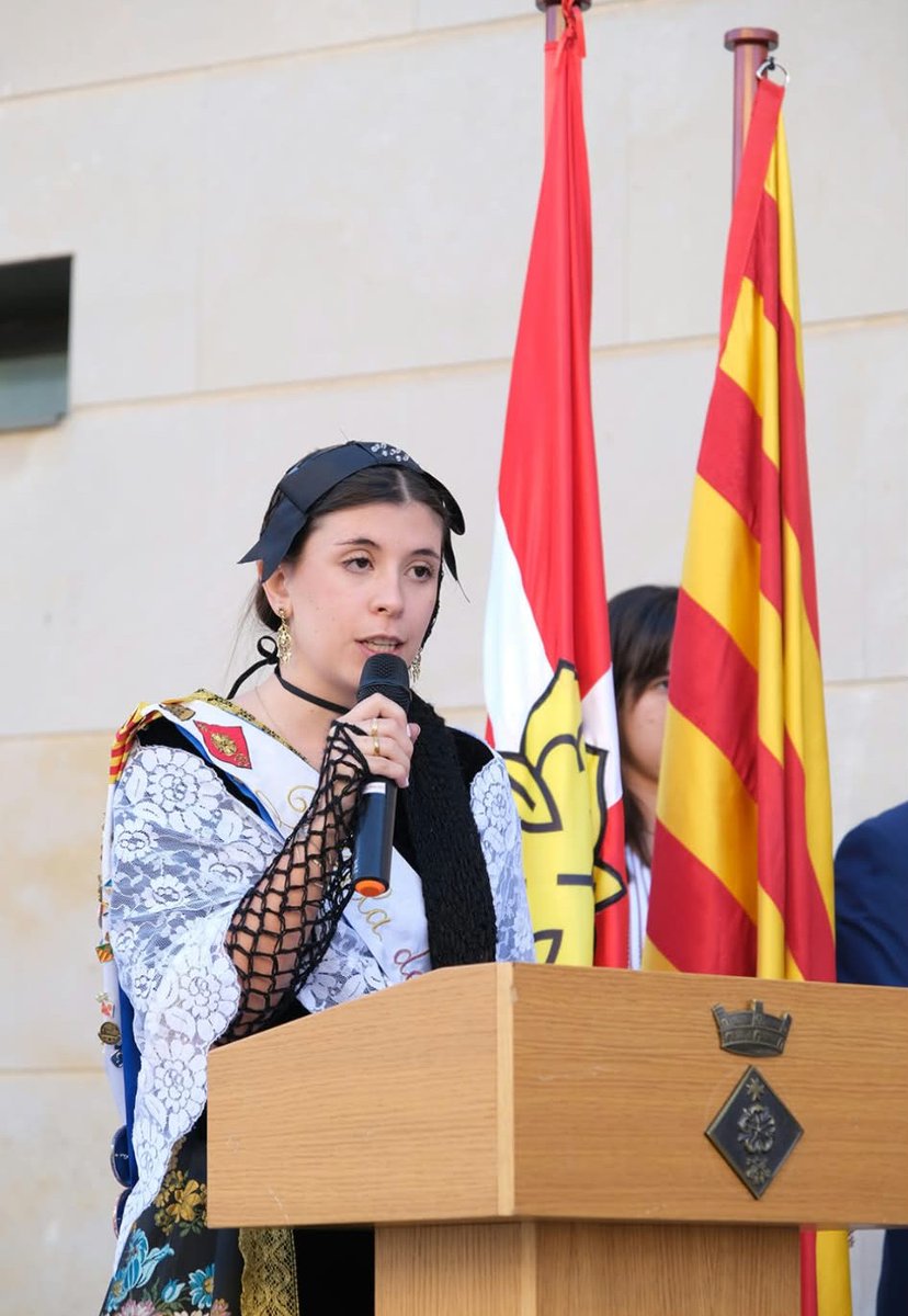 CCSegria's tweet photo. La Pubilla de Rosselló i Pubilla Comarcal del Segrià, Mar Quintana Peiron, va ser l'encarregada d'hissar la senyera l'Onze de Setembre a Rosselló. L'acompanyaren l'alcalde Joan Andreu Urbano, el regidor de Festes Jaume Borrero i altres membres de la Corporació municipal. https://t.co/cqhaTXnJa6