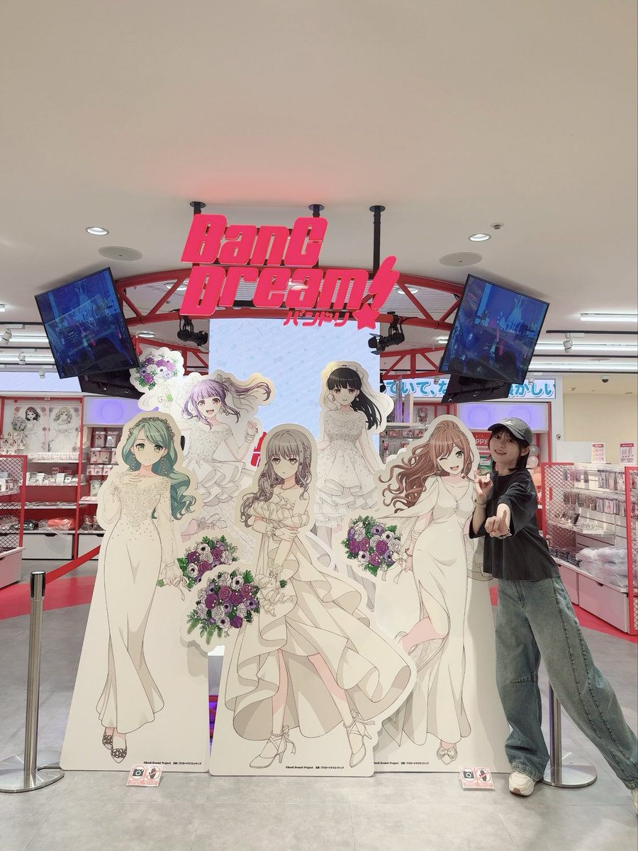 Yuki_Nakashim's tweet photo. 『BanG Dream! STORE』に行ってきました🌹
Roseliaのみんなとっても可愛かったー💐
サインも書いたので探してみてねーー！！
#Roselia10th感謝 
#バンドリ
#Roselia https://t.co/tiE1u4WuKV