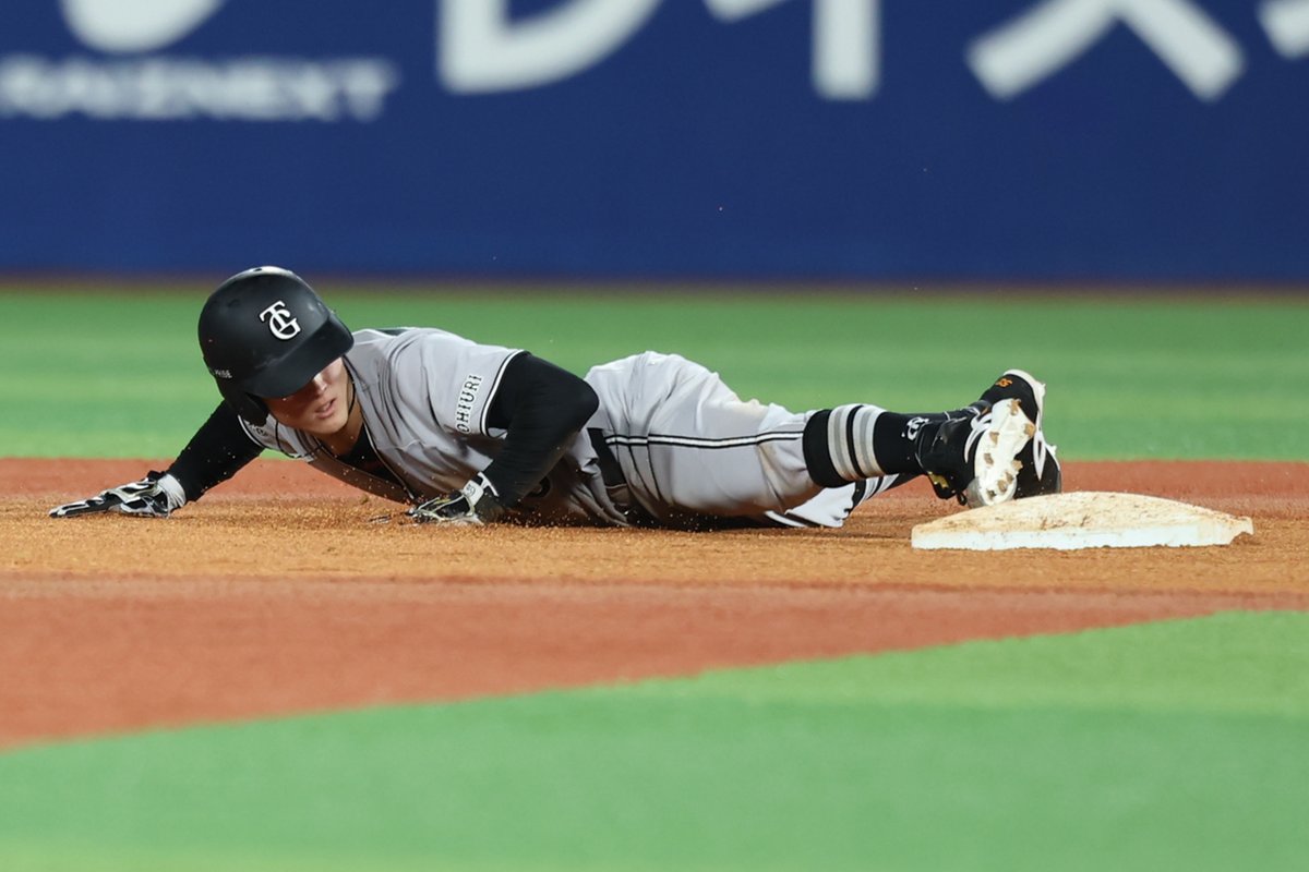 TokyoGiants's tweet photo. 【十一回表】巨人 3-3 DeNA

#浦田俊輔 選手が盗塁を決め二死二塁！ https://t.co/cG0QD5soua