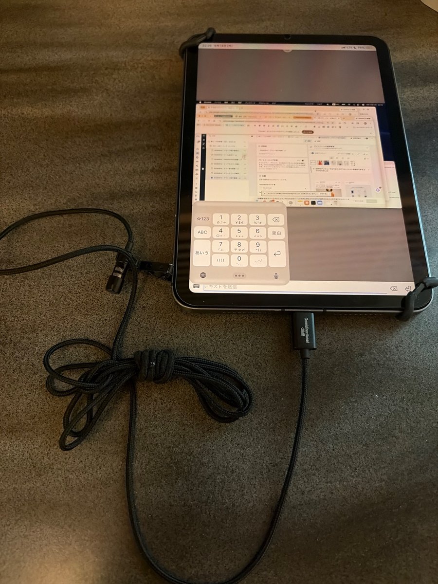 kenta_okym's tweet photo. めちゃめちゃ分かります。Typeless の音声入力だと本当に小声でボソボソするだけでも聞き取ってくれるから、非常に重宝してます。

僕はソニーのイヤホン×ノイキャン×ブラウンノイズがマストなので、マイクのインプットだけをiPhone 側に変更してます。さらに音声入力の精度がほしいときは USB 接続のマイクを使ってるんですが、カフェで小声で話してもほぼ気にならないのでおすすめです！