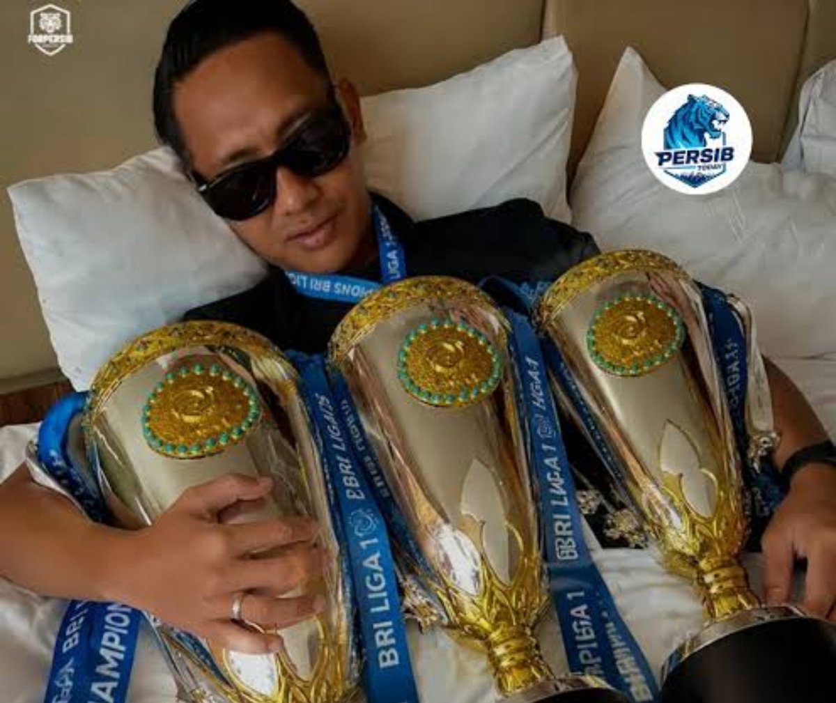 virginothuman's tweet photo. @afifwilians @Pinkygulaly iya iya mau nangis itu terus matanya ditutup kacamata habis itu foto bareng piala🤪🤪 https://t.co/uVv3xZleD4