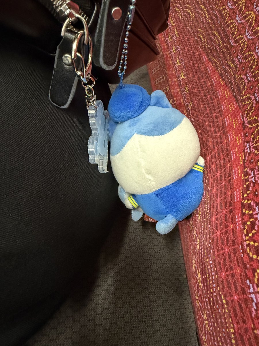 io_cq8's tweet photo. おつかれ♩ではSparkで♩
# 浅草ですれ違い通信 # もちろんすれ違えてない  # つぶされてるハチワレさん  # 1年後くらいに見返したいアツい女そよさん  #  やっとみつけたソフトクリーム https://t.co/f8WZvNynmj
