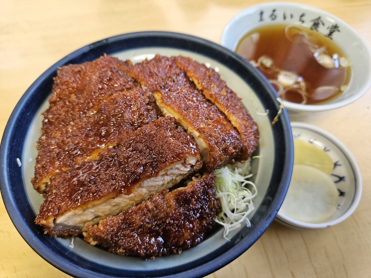 MSZM8's tweet photo. 2026.07.21
福島県耶麻郡猪苗代町の「まるいち食堂」で昼食🍚
創業50年以上の老舗店で、約2年振り・2度目の訪問💡
名物の「ソースカツ丼」を注文⤴️
全然油っこくなくて、柔らかい肉に絡む甘めなタレがマジで絶品❗
久しぶりにソースカツ丼を食べたい欲求が満たされた✨
また機会をみてリピートしよう😋 https://t.co/0oTOPraPVN