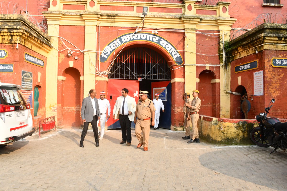 dmbudaun's tweet photo. जिला कारागार बदायूँ का त्रैमासिक निरीक्षण मा० जिला जज, मुख्य न्यायिक मजिस्ट्रेट एवं वरिष्ठ पुलिस अधीक्षक के साथ किया गया। बंदी बैरकों, किशोर बैरक, पाकशाला एवं चिकित्सालय का निरीक्षण कर बंदियों से उनकी सुविधाओं व समस्याओं की जानकारी ली गई।
@UPGovt
@CMOfficeUP
@CommissionerBA1 https://t.co/P1XOC8iDZL