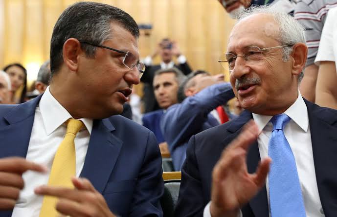 kalan6222's tweet photo. 38 Kurultayda 
Özgür Özel ' in 
Kemal Kılıçdaroğlu karşısında kazanma ihtimali her zaman söyledim 
Yazdım 
Yüzde sıfırın altında 
Noktasına virgülüne kadar aynı yerdeyim 

Siz 
Özgür Özel 'in kazandığını iddia edenler 
Siz de aynı noktadamısınız

Yoksa düşünceleriniz değişti mi? https://t.co/V27KCFheOQ