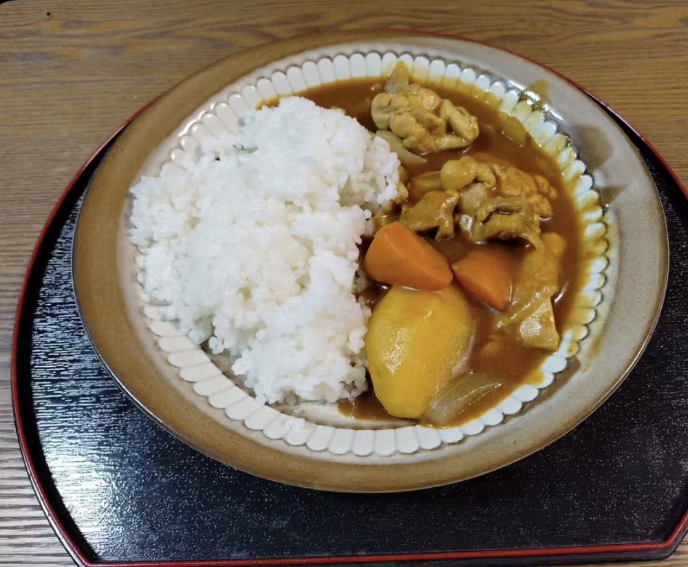 p5bzc0's tweet photo. 夜ご飯はチキンカレー🍛

カレー作るの楽で家族も喜んでくれるから助かる😋

チキンカレー1皿は、ご飯や具材の量にもよるけど
だいたい500〜700kcalくらいが目安かな。

カロリーはちょっと気になるけど😂
今日も美味しくいただきました♡

#料理好きと繋がりたい
#料理好きな人と繋がりたい https://t.co/hs7gijDk14