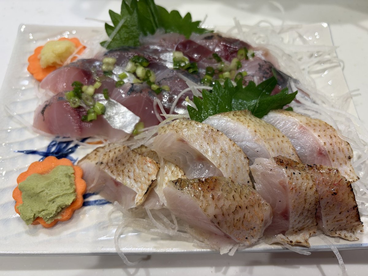ayumomo305's tweet photo. いい歳なのでナイショにしていたけど、美容室に行ったら
「お誕生日おめでとうございます🎉」ってプレゼント頂いちゃった

今夜は宅飲み🍶
魚屋店主おススメ
鯵､ノドグロの刺身
私の好物､海老の刺身

#誕生日
#宅飲み https://t.co/iit2CGrWWl