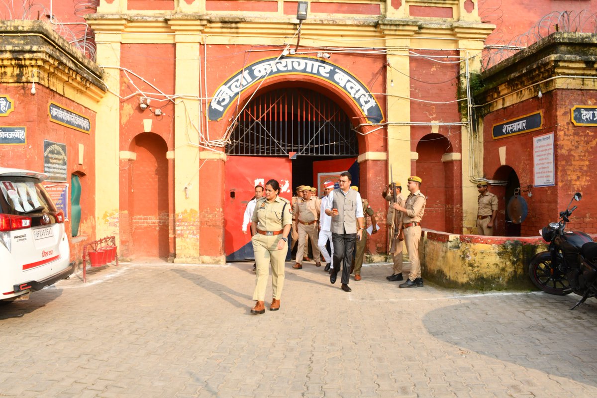 dmbudaun's tweet photo. जिला कारागार बदायूँ का त्रैमासिक निरीक्षण मा० जिला जज, मुख्य न्यायिक मजिस्ट्रेट एवं वरिष्ठ पुलिस अधीक्षक के साथ किया गया। बंदी बैरकों, किशोर बैरक, पाकशाला एवं चिकित्सालय का निरीक्षण कर बंदियों से उनकी सुविधाओं व समस्याओं की जानकारी ली गई।
@UPGovt
@CMOfficeUP
@CommissionerBA1 https://t.co/P1XOC8iDZL