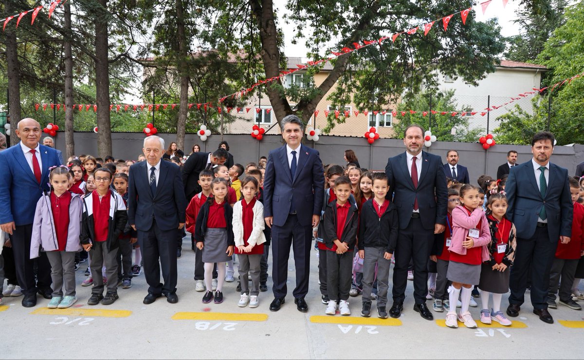 boluvaliligi's tweet photo. 🔔🏫 2026-2027 Eğitim-Öğretim Yılı Başladı

İlimizde yeni eğitim-öğretim yılının ilk ders zili, Valimiz Sayın Abdulaziz Aydın tarafından Bolu Kültür İlkokulunda çalındı.

🇹🇷 İstiklal Marşımızın okunmasıyla başlayan programda sınıfları ziyaret eden Sayın Valimiz, öğrencilerimizin heyecanına ortak oldu; hayalleri ve hedefleri üzerine sohbet etti. Öğretmenlerimizle de bir araya gelerek yeni eğitim dönemine ilişkin değerlendirmelerde bulundu.

📚 Sayın Valimiz, yeni eğitim-öğretim yılının hayırlı olmasını dileyerek; “Eğitim, bir milletin yarınlarına yaptığı en güçlü yatırımdır. Bugünün öğrencileri, Türkiye Yüzyılı’nın güçlü yarınlarını inşa edecek nesillerdir.” ifadelerini kullandı.

📍 Bolu Kültür İlkokulu