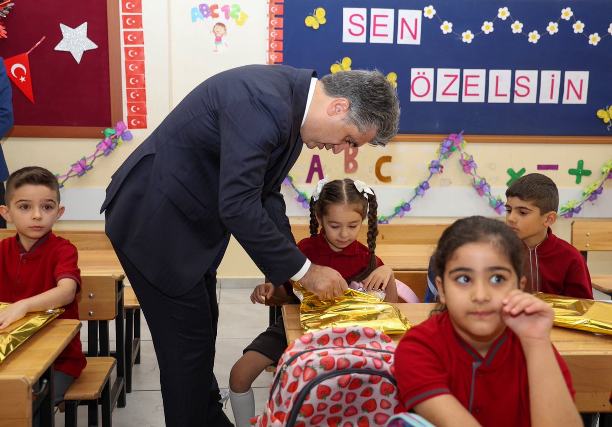 boluvaliligi's tweet photo. 🔔🏫 2026-2027 Eğitim-Öğretim Yılı Başladı

İlimizde yeni eğitim-öğretim yılının ilk ders zili, Valimiz Sayın Abdulaziz Aydın tarafından Bolu Kültür İlkokulunda çalındı.

🇹🇷 İstiklal Marşımızın okunmasıyla başlayan programda sınıfları ziyaret eden Sayın Valimiz, öğrencilerimizin heyecanına ortak oldu; hayalleri ve hedefleri üzerine sohbet etti. Öğretmenlerimizle de bir araya gelerek yeni eğitim dönemine ilişkin değerlendirmelerde bulundu.

📚 Sayın Valimiz, yeni eğitim-öğretim yılının hayırlı olmasını dileyerek; “Eğitim, bir milletin yarınlarına yaptığı en güçlü yatırımdır. Bugünün öğrencileri, Türkiye Yüzyılı’nın güçlü yarınlarını inşa edecek nesillerdir.” ifadelerini kullandı.

📍 Bolu Kültür İlkokulu