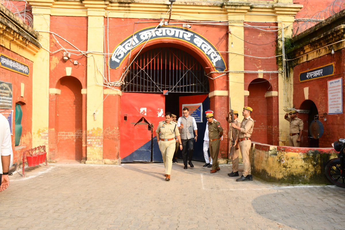 dmbudaun's tweet photo. जिला कारागार बदायूँ का त्रैमासिक निरीक्षण मा० जिला जज, मुख्य न्यायिक मजिस्ट्रेट एवं वरिष्ठ पुलिस अधीक्षक के साथ किया गया। बंदी बैरकों, किशोर बैरक, पाकशाला एवं चिकित्सालय का निरीक्षण कर बंदियों से उनकी सुविधाओं व समस्याओं की जानकारी ली गई।
@UPGovt
@CMOfficeUP
@CommissionerBA1 https://t.co/P1XOC8iDZL